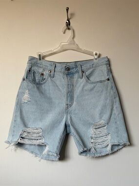 Levi’s • 501 • Mid Thigh • 28